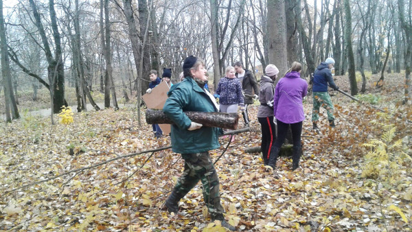 В уборке парка помогли активисты Общероссийского народного фронта Фото ОНФ Новгородская область