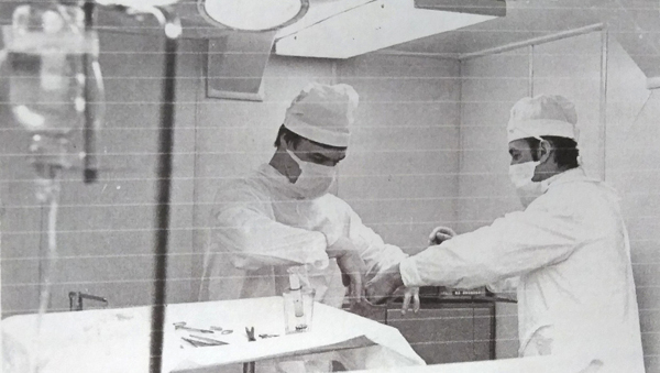 Медицинский штат на ледоколе состоял из 4 человек. Своих коллег Владимир Трифонов (справа) обучил азам работы ассистентов хирурга. Из архива  Владимира ТРИФОНОВА