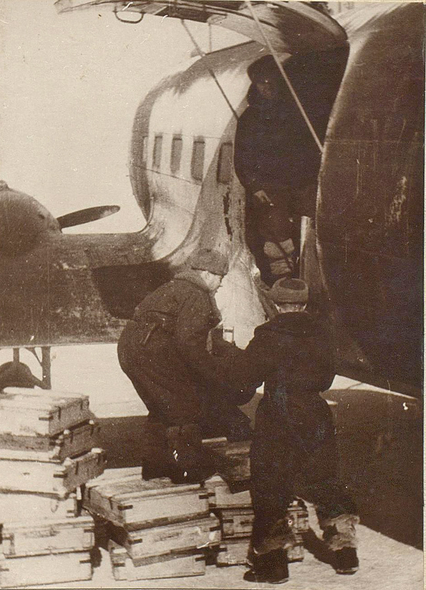 Погрузка боеприпасов. 1942 г. РГАСПИ