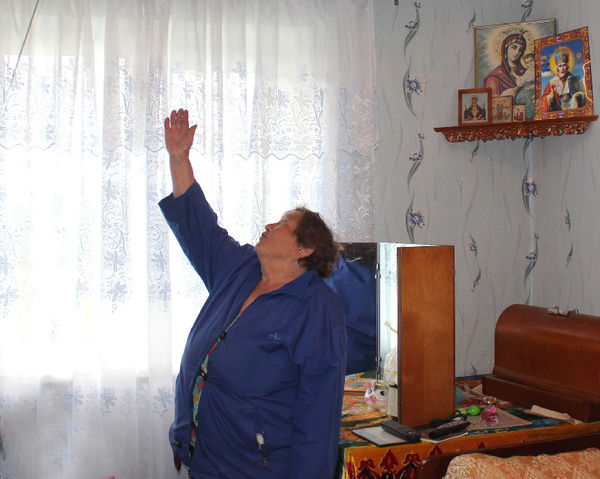 Екатерина Иванова из дома на Шелонской с просьбой о капремонте крыши уже готова обратиться к высшим силам