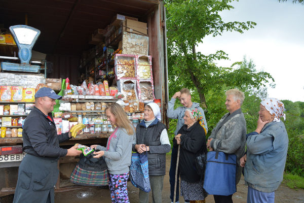 Жители деревни Малое Лучно приезд автомагазина расценивают как праздник