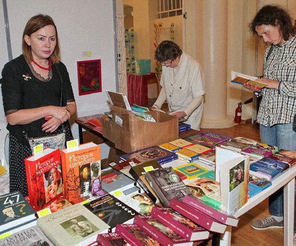 Книжные развалы — место праздника любителей книги. Но много ли таких?