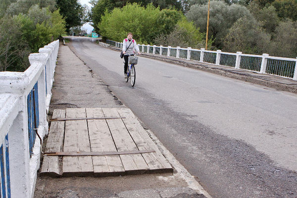 Вот уже год провал на мосту закрыт деревянным настилом. Срок ремонта — до 2020 года