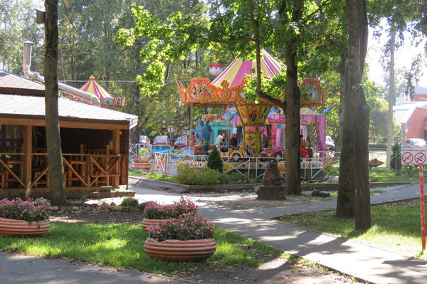 Избавляться от каруселей в Кремлёвском парке не собираются — дети их любят