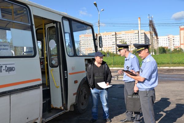 Сотрудники автодорожного надзора за проверкой маршрутных автобусов