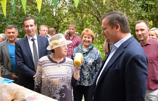 На фестивале губернатор Андрей Никитин выслушал пожелания фермеров и посетителей