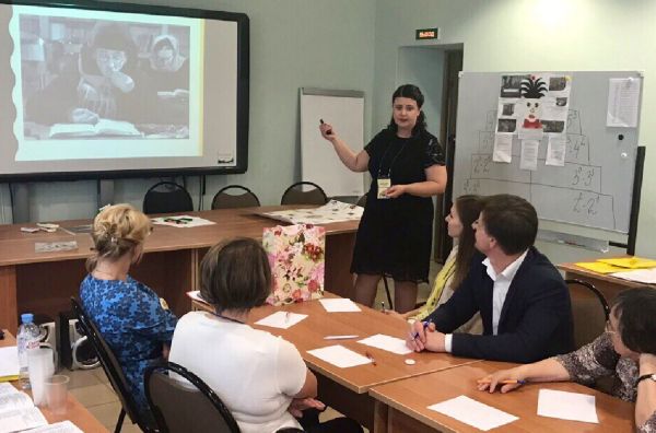 Елена Жильцова рассказывает членам жюри конкурса «Учитель года» о своей методике