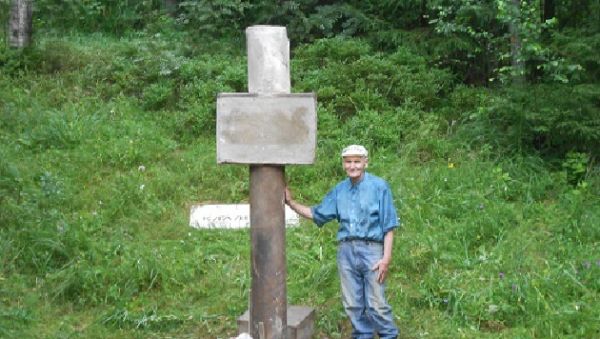 В память о предках Леонард Бриккер установил бетонный крест возле старого кладбища.