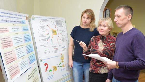 Надежда Хабарова (в центре) с консультантами Анастасией Харлановой и Александром Анисимовым анализируют итоги работы Центра в декабре