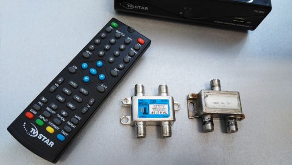 Для удобного переключения цифрового и аналогового сигналов потребуются разветвитель (сплиттер, радиочастотный делитель), два штекера и два телевизионных кабеля необходимой длины