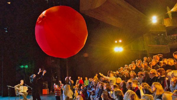 Если взрослые люди ещё подумают, хотят ли они стать участниками спектакля, то дети почти всегда с радостью откликаются на предложение поиграть с артистами. (Сцена из спектакля «Красный шарик» фестиваля «Царь-сказка»)