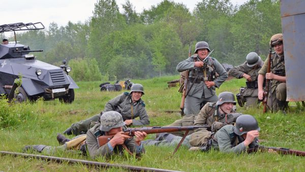 Боевые действия мая 1942 года воссоздавали более 500 реконструкторов, 30 единиц военной, железнодорожной и авиатехники