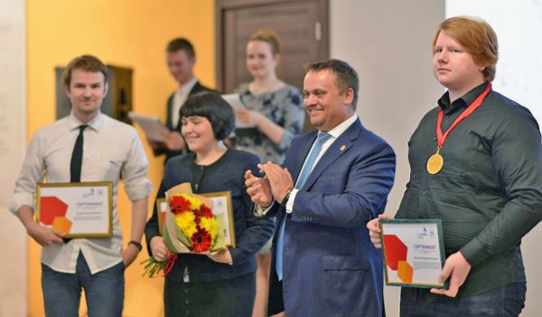 Награды чемпионата Станиславу и его наставникам вручил губернатор Андрей Никитин
