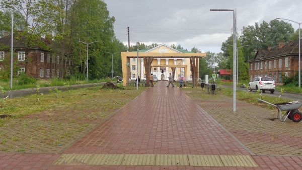 Только в начале июля в Парфине на улице Ленина были посажены деревья. К озеленению арок «Фанери-парка» ещё не приступили