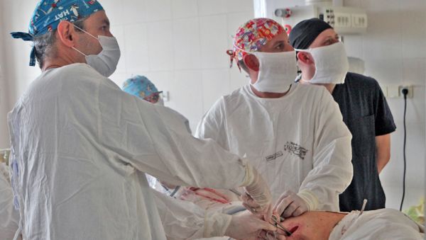 На операции по удалению опухоли лёгкого Вадиму Пищику (слева) ассистировал главный врач НОКБ Илья Кяльвияйнен