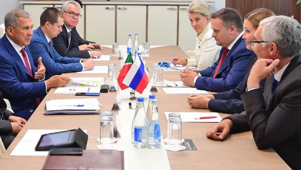 Новгородская делегация во главе с Андреем Никитиным на встрече с руководством Татарстана