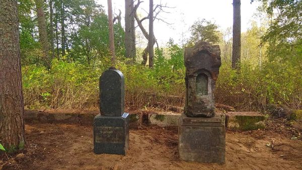 Разбросанные вандалами в 1918 году могильные камни через сто лет возвращены на место