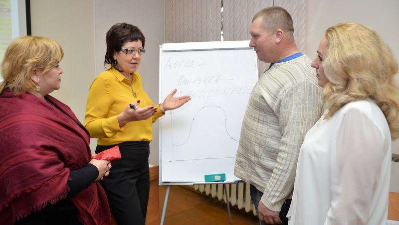 Бизнес-тренер, директор ООО «Бизнес-персонал» Юлия Ротанова (в центре) отметила большую заинтересованность фермеров в обучающих семинарах