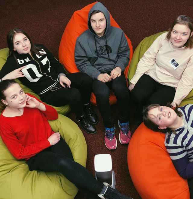 Виктория Цареградская (вверху справа) со своими учениками на детской конференции в новгородской «Точке кипения».