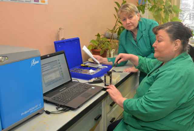 Специалисты станции Юлия Гусева и Галина Нешина проводят анализ качества сена.