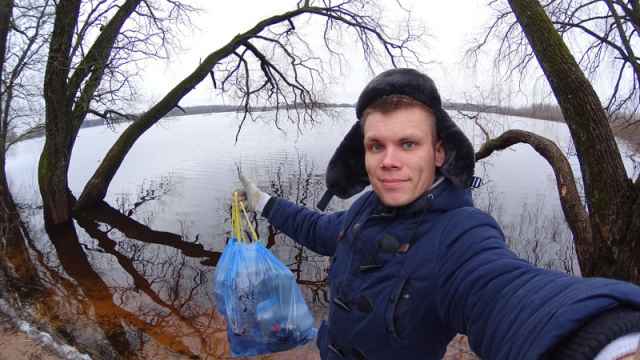 Как минимум раз в неделю Андрей Михайлов выходит на прогулку с мешком и перчатками.