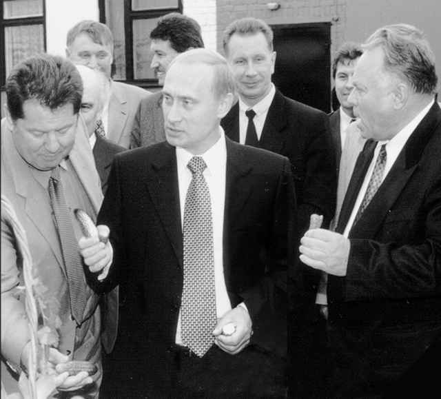 2002 год. Трубичинские огурчики пришлись по вкусу президенту Владимиру Путину. Эта фотография была опубликована на первой странице «Новгородских ведомостей».