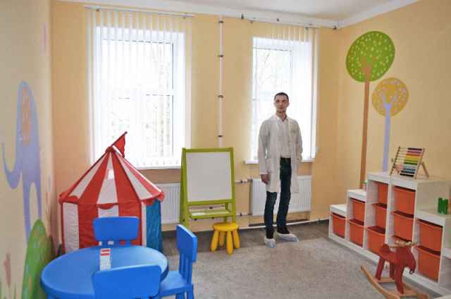 И.о. главного врача Крестецкой ЦРБ Антон Игнатьев показывает кабинеты и помещения новой детской поликлиники.