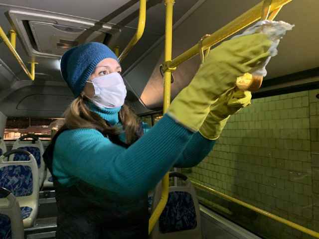 В Великом Новгороде АО «Автобусный парк» в связи с пандемией коронавируса проводит ежедневную обработку автобусов с применением сертифицированных дезинфицирующих средств.