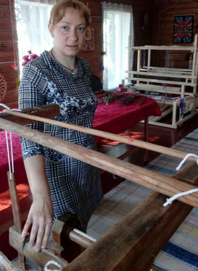 Галина Мергенталлер умеет ткать на любых станах, но самый любимый — тот, что сделал её супруг.