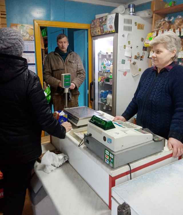 Супруги Виктор и Елена Петровы ездят на оптовые базы за продуктами, сами стоят за прилавком в магазине, сами развозят товар по адресам деревенских пенсионеров.