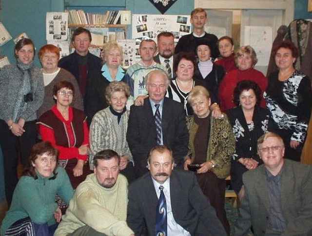 Валерий Ганичев (в центре) в гостях у земляков.