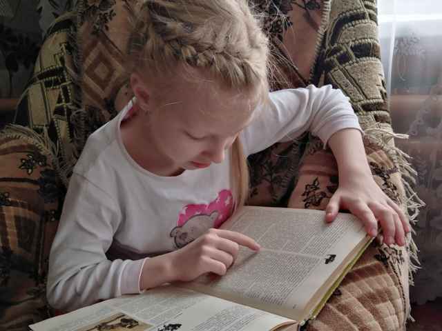 Юная читательница Серговской библиотеки Новгородского района