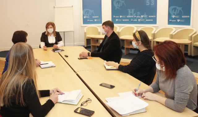 Встреча министра образования Евгении Серебряковой с журналистами «НВ» прошла с соблюдением всех норм безопасности