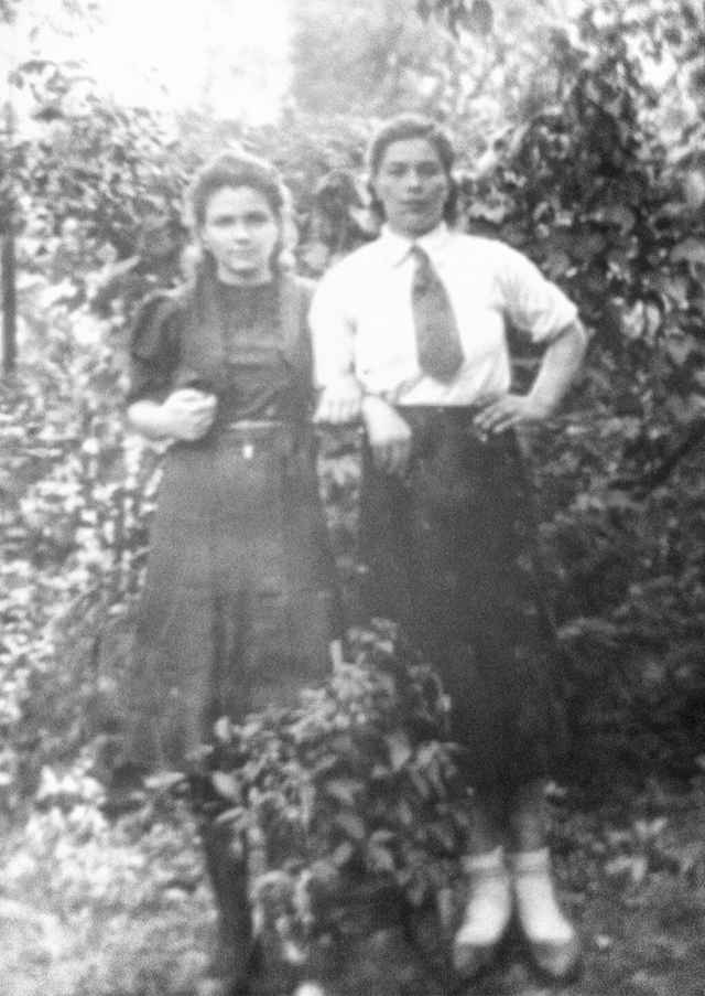 Здесь Нине (на фото слева) — 16 лет. Карточка, на которой запечатлены она и односельчанка Маша, вернулась в Россию из Германии вместе с угнанными после окончания войны