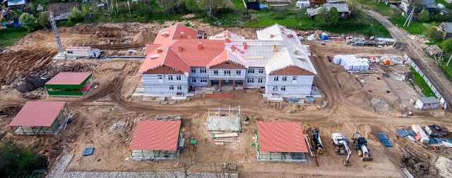 Изначально по контракту сдать в эксплуатацию здание детского сада в Окуловке подрядчик должен был в декабре 2019 года. Затем срок сдвинули на май 2020-го. И снова строители не уложились...