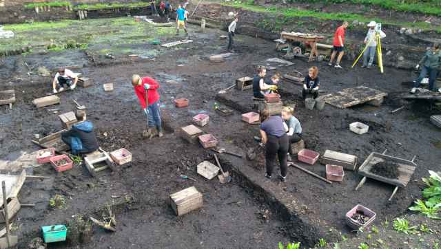 На Троицком раскопе в этом сезоне трудятся полсотни волонтёров.