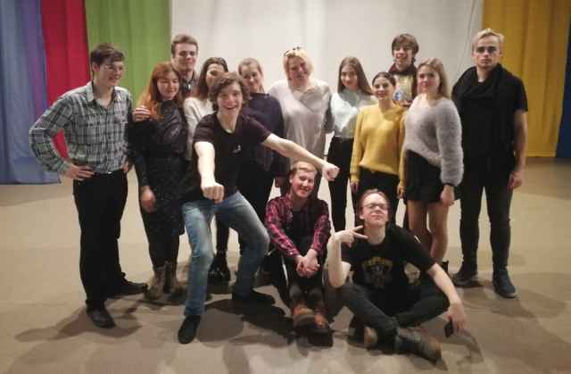 Ксения Дубовая (на фото в центре) уверена, что во время благотворительных спектаклей её студенты получают опыт работы волонтёром.