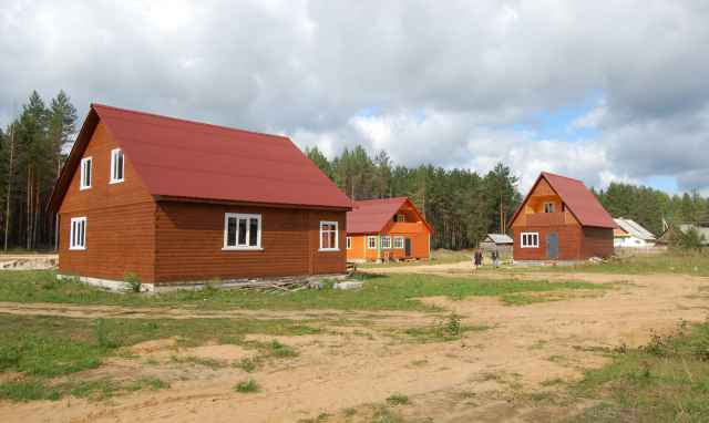 Новые дома украшают село.