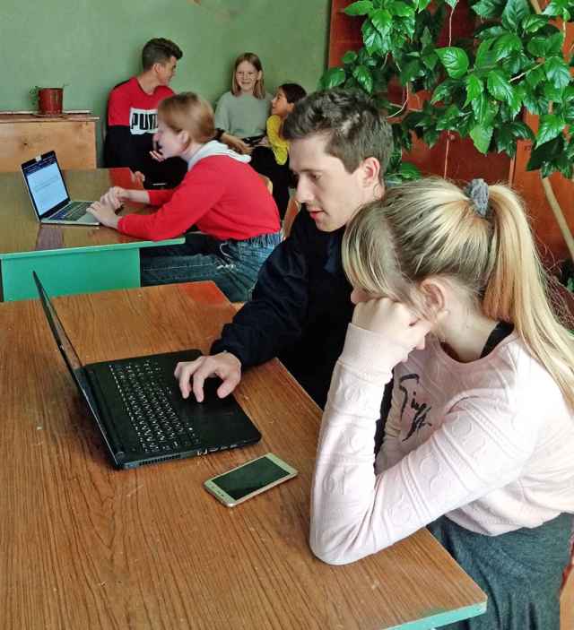Сергей Нугаев (за ноутбуком) — за проектный формат образования. Нугаев предлагает детям полученные теоретические знания тут же пускать в ход.