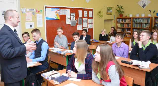 Глава Батецкого района Владимир Иванов рассказывает школьникам о перспективах развития района и об оказываемой поддержке молодёжи на селе.