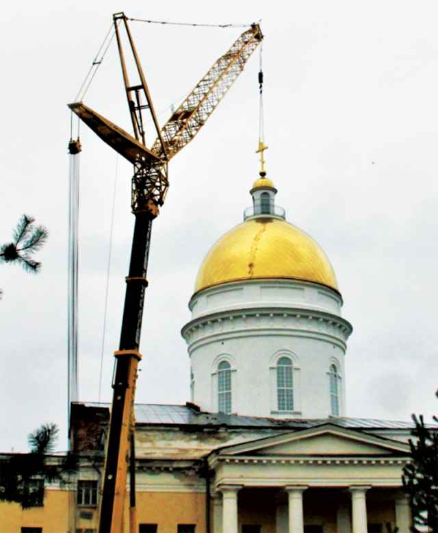 К подъёму барабана и купола приступили 12 сентября, а завершили на следующий день, установив главку с крестом.