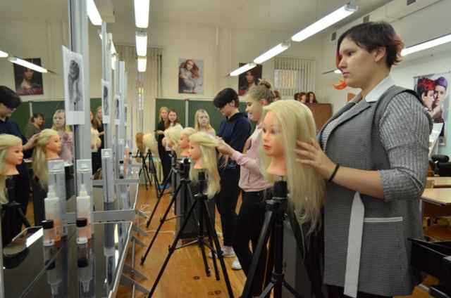Занятие со школьниками по парикмахерскому мастерству в Новгородском технологическом колледже.