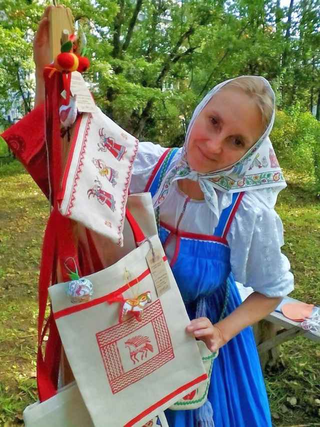 На фольклорных праздниках мастер-классы Любови Ивановой, как и её изделия из натуральных материалов с вручную набитым рисунком, привлекают внимание большого количества посетителей.