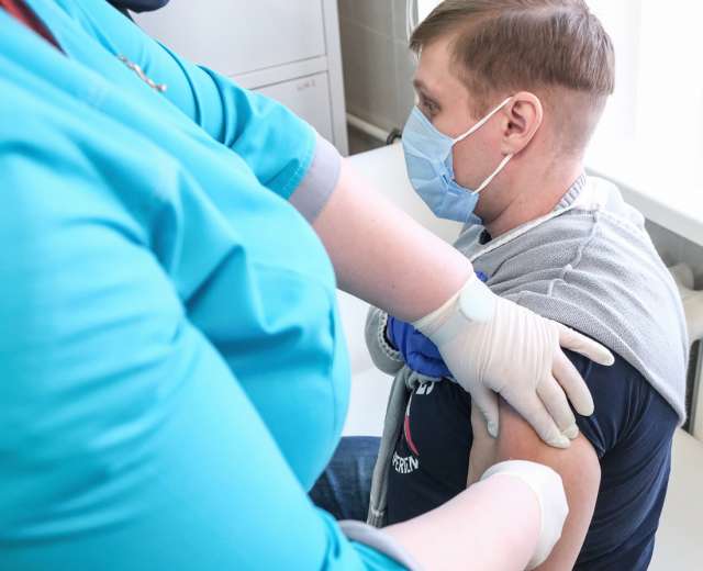 Новгородцы начали записываться на вакцинацию уже с 1 января.