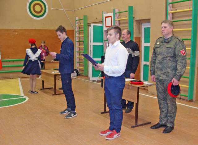 Сергей Антонов (крайний справа) говорит, что за испытательный год школьники чётко осознают, хотят ли быть юнармейцами, и приносят присягу только убеждённые в этом ребята.