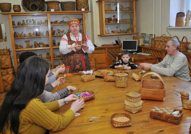 В новгородском Доме народного творчества на мастер-классе по плетению из бересты.