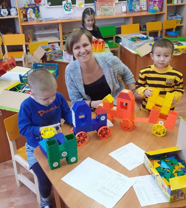 Яна Котова с дошколятами на занятии по ТИКО-моделированию.