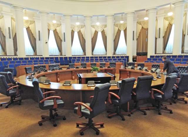 Вновь избранные депутаты займут свои кресла в среду, 6 октября.