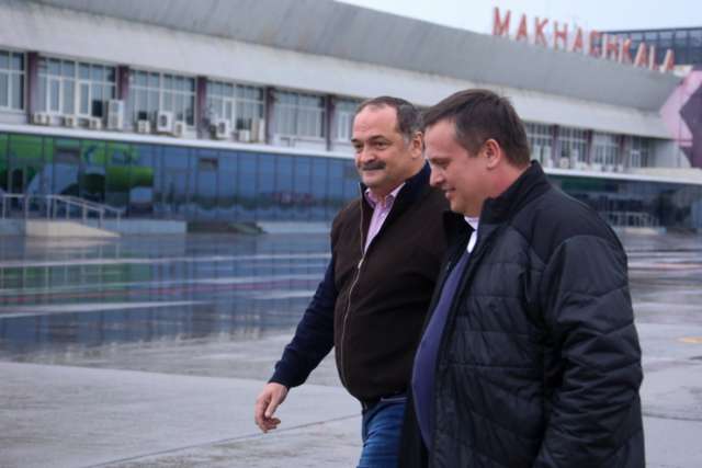 Андрея Никитина в аэропорту Махачкалы встречал врио главы Дагестана Сергей Меликов.