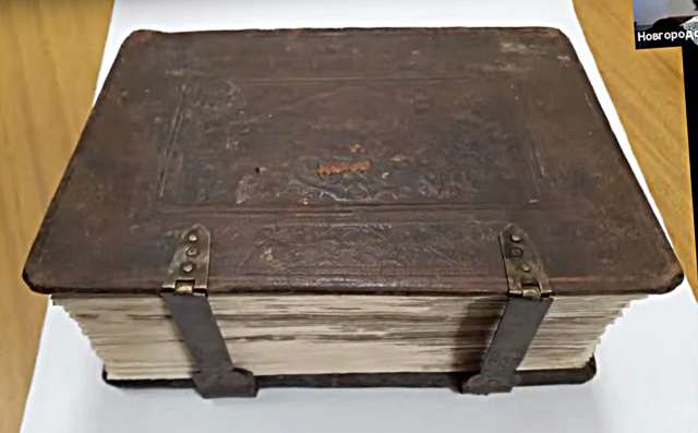 При реставрации Служебника ХVII века в переплёте были найдены фрагменты книги ХIV века.